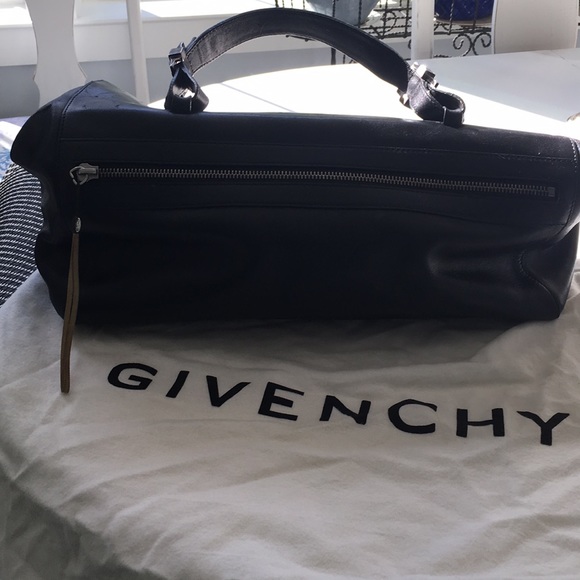 Givenchy Black leather travel bag. - Picture 4 of 5